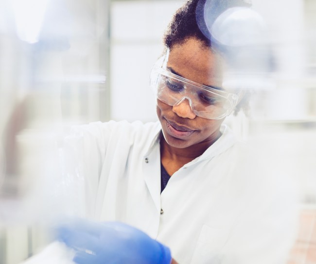 Eine Wissenschaftlerin arbeitet in einem Labor.