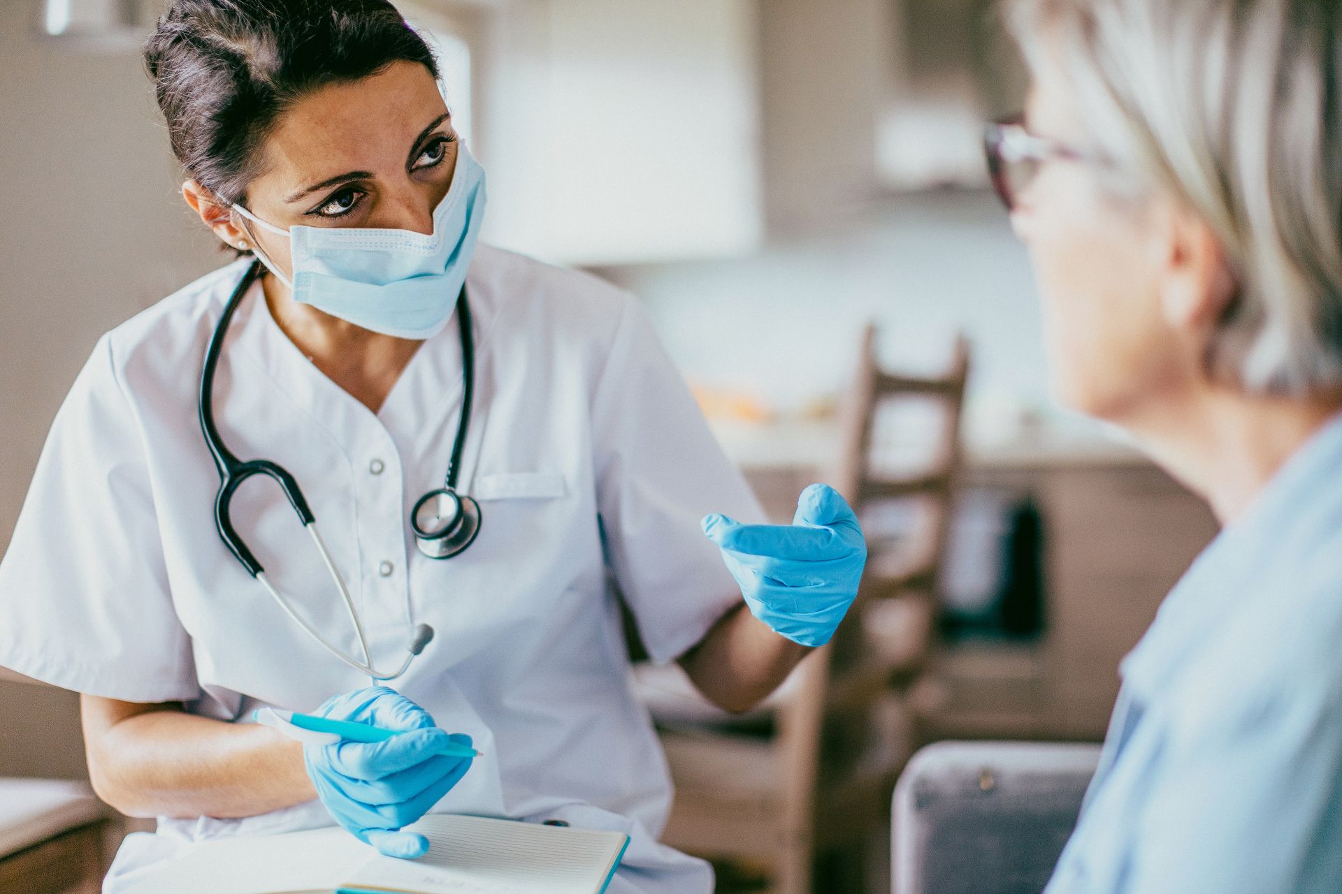 Eine Ärztin klärt eine Patientin über die nächsten Behandlungsschritte auf.