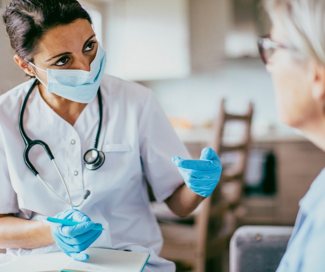 Eine Ärztin klärt eine Patientin über die nächsten Behandlungsschritte auf.