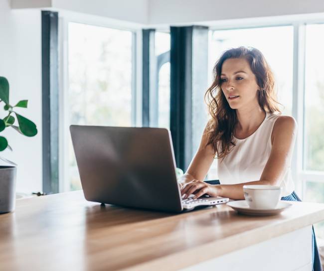 Eine Frau arbeitet an ihrem Laptop