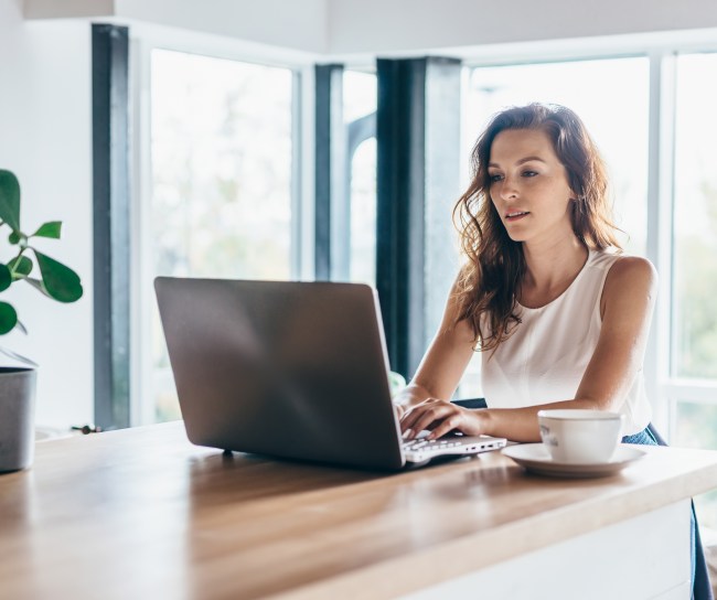 Eine Frau arbeitet an ihrem Laptop