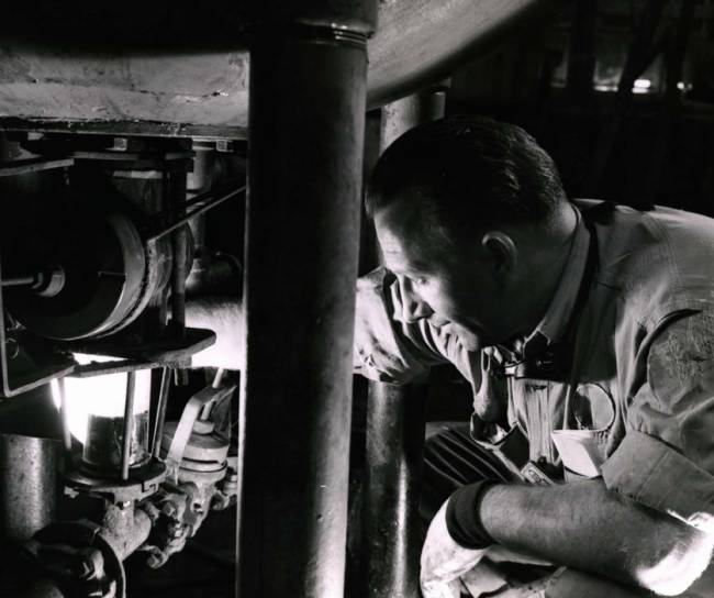 Mitarbeiter bei der Arbeit mit Maschinen