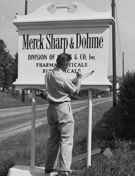 Schwarz-Weiß-Aufnahme der Gründung von Merck Sharp & Dohme (MSD)