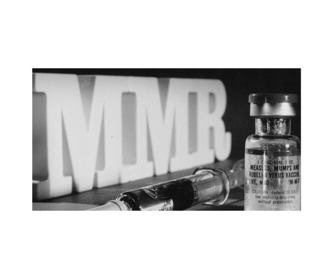 Schwarz-weiß-Werbeaufnahme des Masern-Mumps-Röteln-Impfstoffs von MSD im Jahr 1971.
