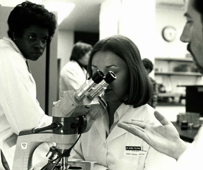 Schwarz-weiß-Aufnahme von Wissenschaftler:innen in einem Labor.