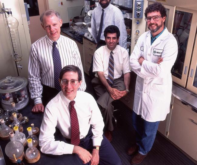 Gruppenfoto von 5 MSD-Mitarbeitern in einem Labor