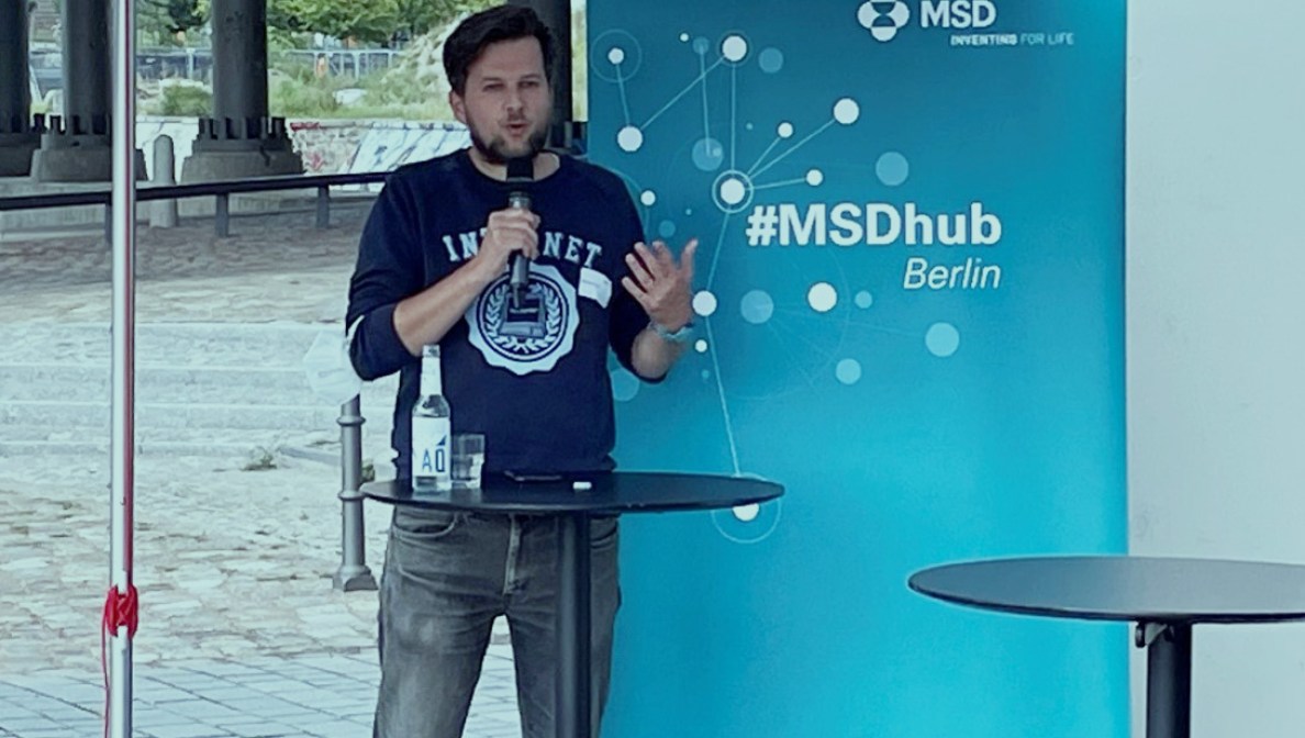 Mann mit Mikrofon in der Hand