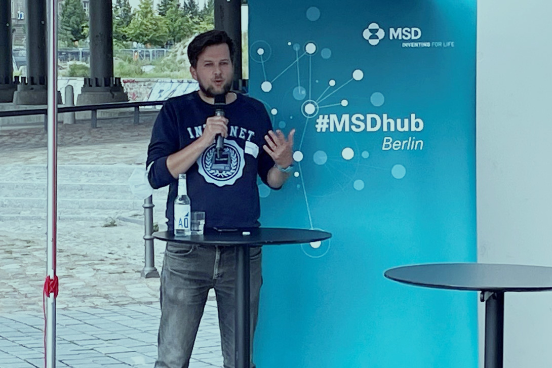 Mann mit Mikrofon in der Hand