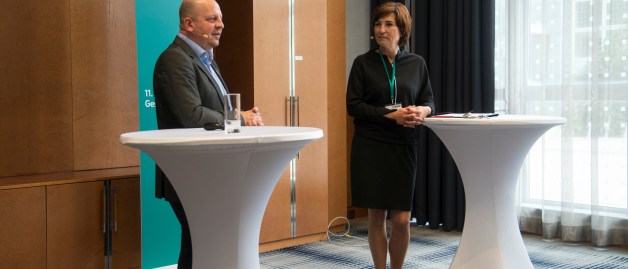 Mark Kuypers und Claudia Beckmann in Diskussion