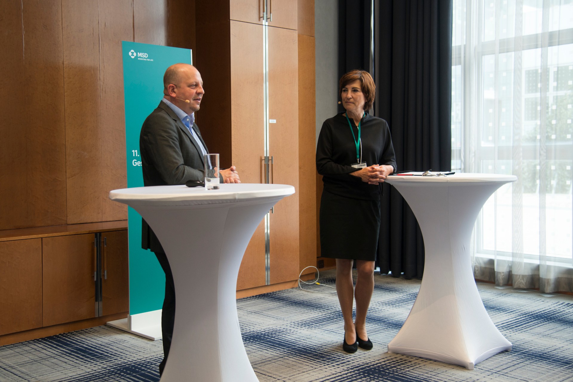 Mark Kuypers und Claudia Beckmann in Diskussion