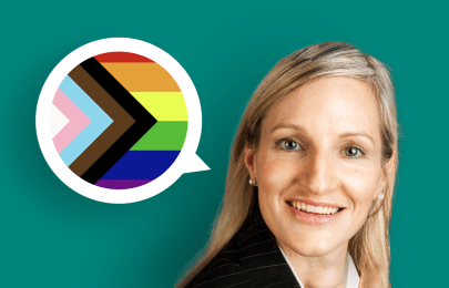 Vor einem türkisen Hintergrund ist ein Portraitfoto von Birgit Goeck zu sehen. Neben ihrem Kopf ist eine Sprechblase in der statt Text die Progress Pride Flagge.