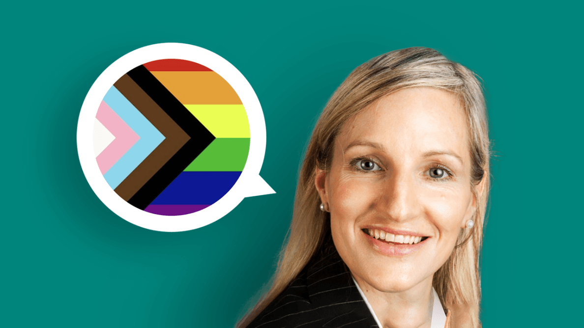 Vor einem türkisen Hintergrund ist ein Portraitfoto von Birgit Goeck zu sehen. Neben ihrem Kopf ist eine Sprechblase in der statt Text die Progress Pride Flagge.