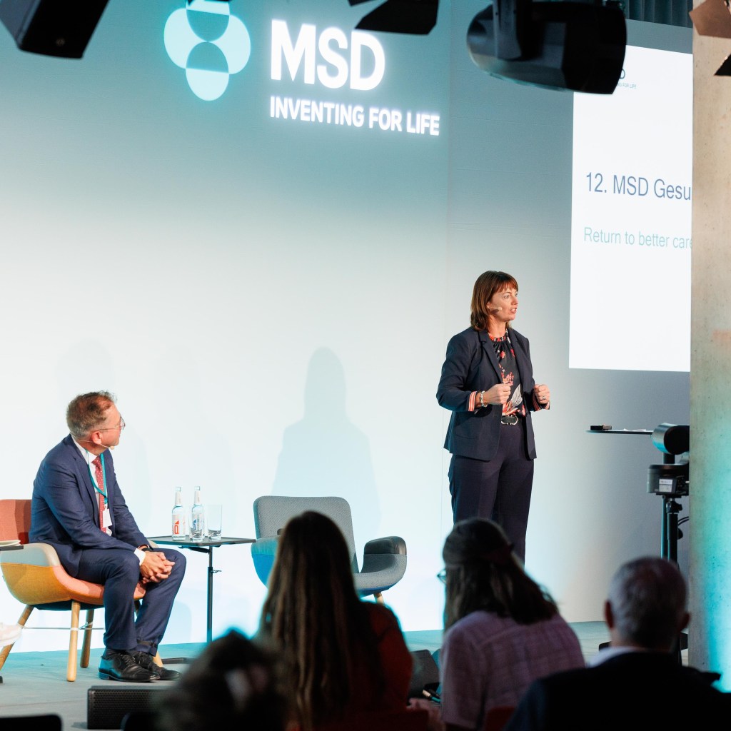 Corinna Beutel spricht beim MSD Gesundheitsforum auf der Bühne.