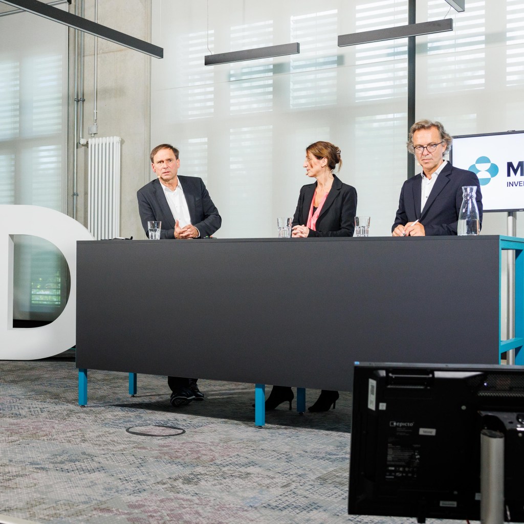 Teilnehmende der Diskussionsrunde zum Thema Digital wirklich gut versorgt auf der Bühne des MSD Gesundheitsforums.