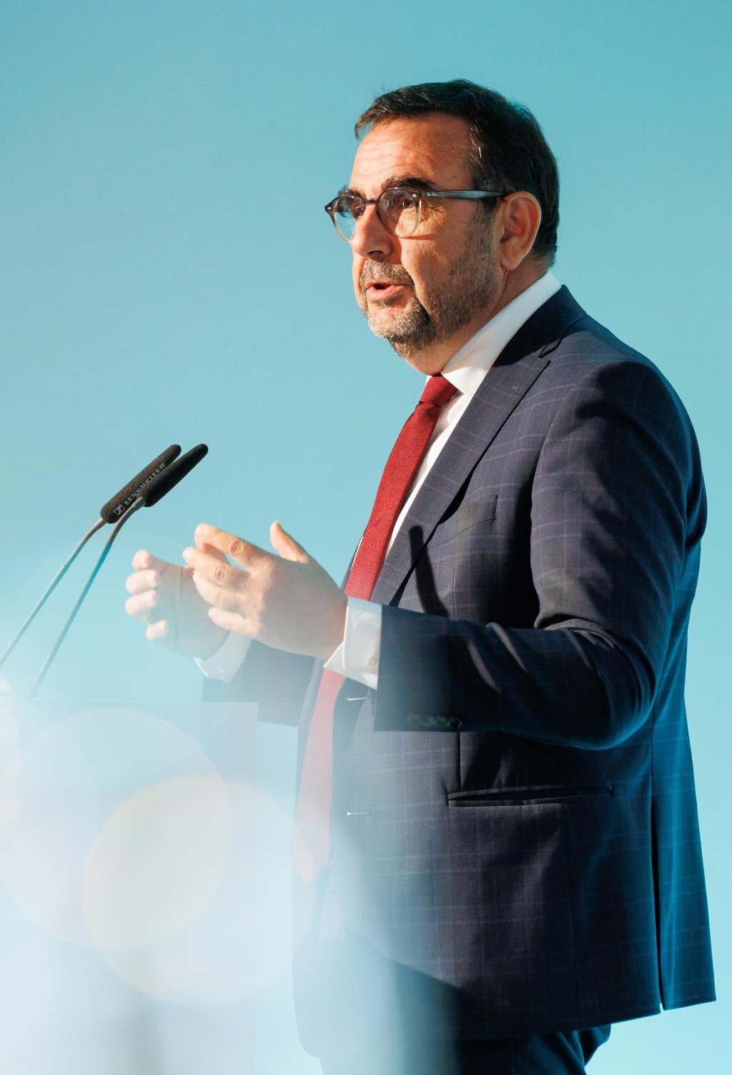 Klaus Holetschek, bayerischer Staatsminister für Gesundheit und Pflege, während seiner Begrüßungsrede auf der Bühne des 12. MSD Gesundheitsforums.