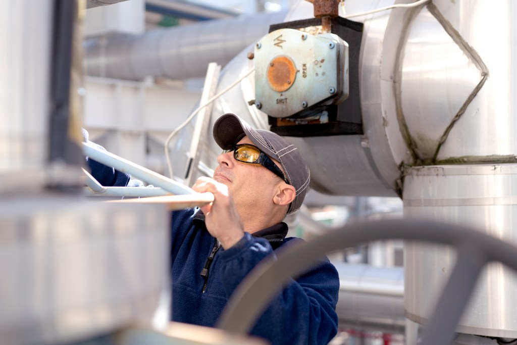 Ingenieur arbeitet an Maschinenanlage