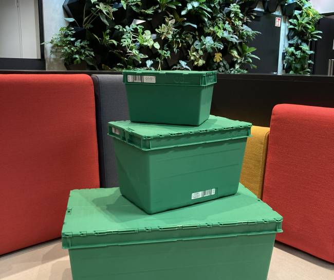 Ein Stapel wiederverwendbarer Transportkisten, also Mehrwegboxen