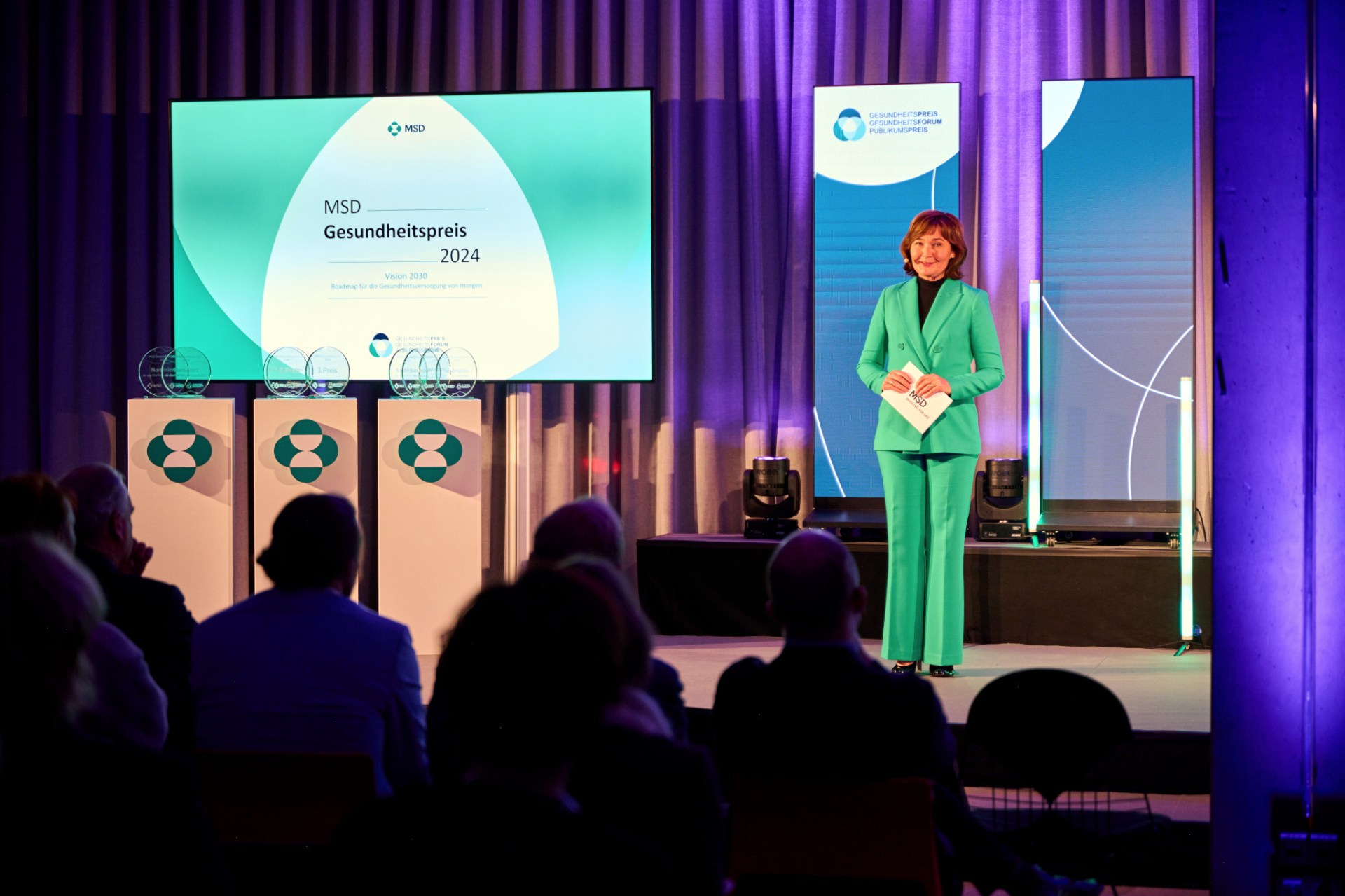 Moderatorin Monika Jones auf der Bühne des MSD Gesundheitspreis 2024