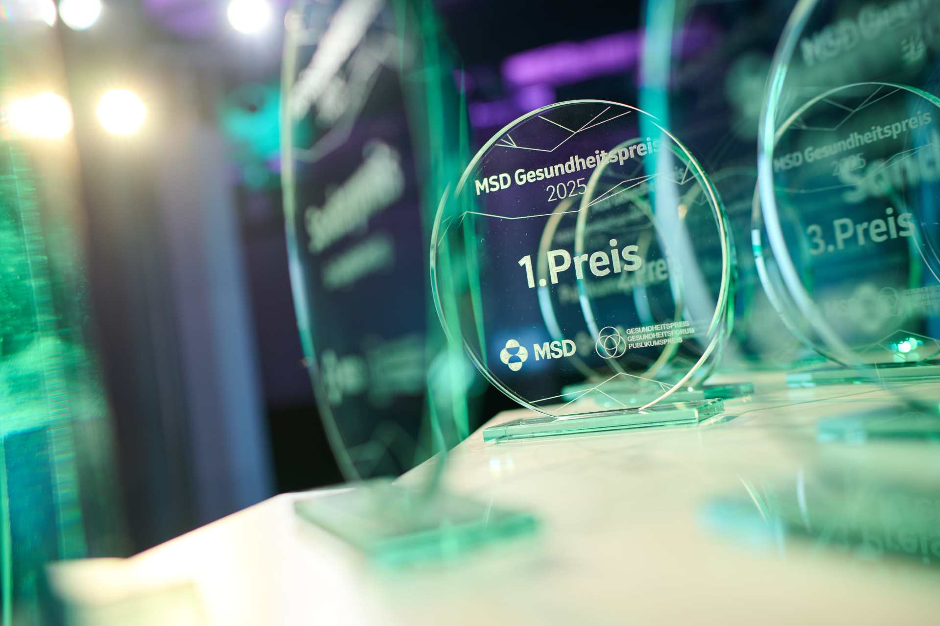Foto der Glaspokale des Gesundheitspreis
