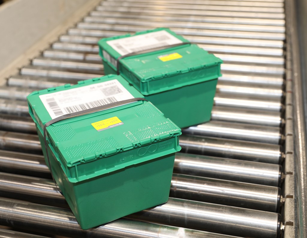 2 Mehrwegboxen zum Versand von Arzneimitteln